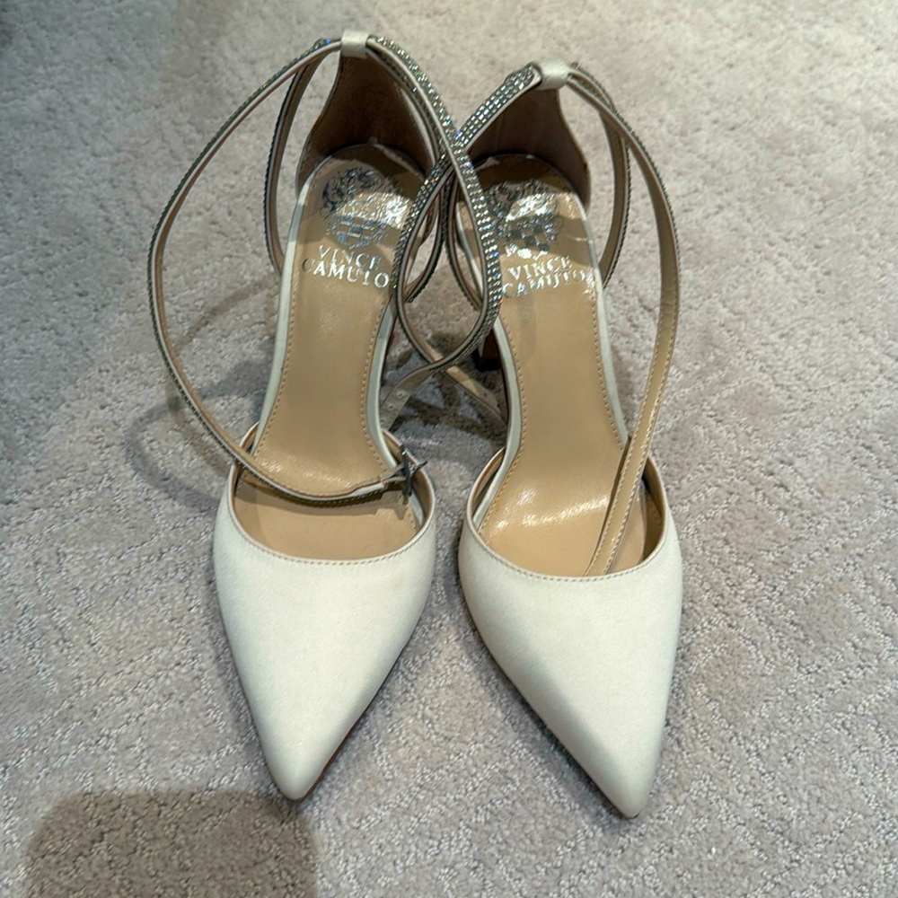 Vince Camuto ivory white ankle strap heels size 6.5, never worn